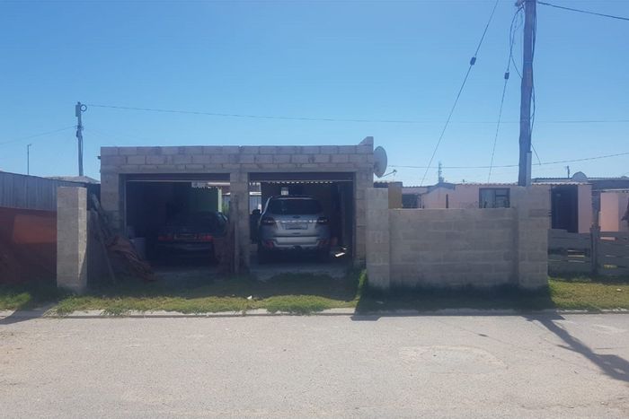 For Sale: House in Weltevreden Valley North with ample parking and expansion potential.