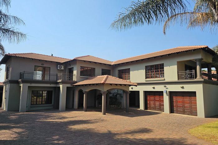 Aerorand House For Sale: Spacious living, heated pool, office, and two-bedroom flat.