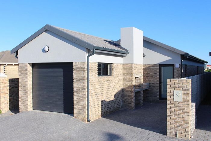 Fairview House To Rent: 3 Bedrooms, 2 Bathrooms, Garage, Braai Area, Immediate Availability.