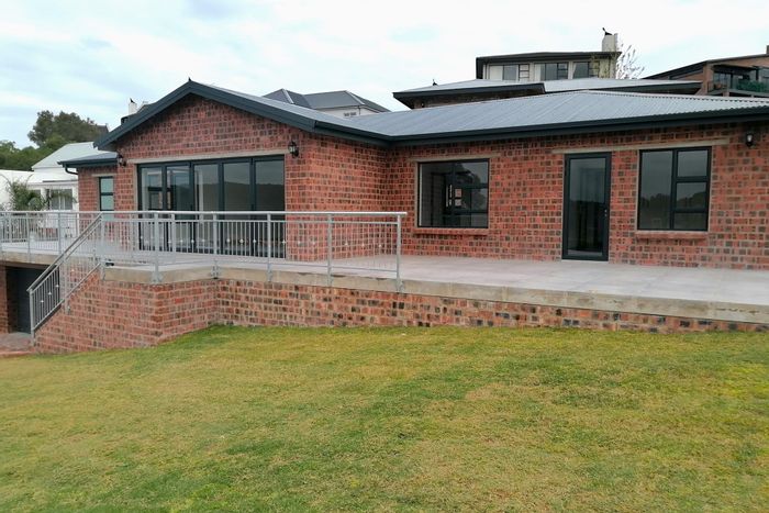 For Sale: House in Stilbaai Wes with 4 bedrooms, patio, and double garage.