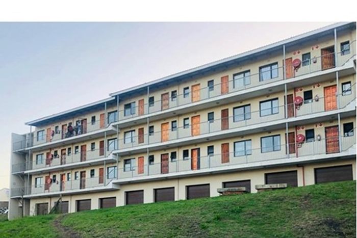 For Sale: Newlands East Apartment with 2 Bedrooms, open plan, prepaid electricity.