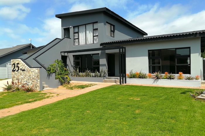 Spacious five-bedroom house with en-suites, braai room, and flat for sale in Stilbaai Wes.