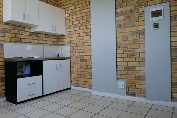 To Rent: Apartment in Parow Central with prepaid utilities and secure access.