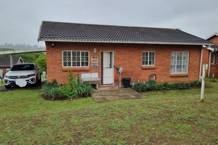 Lincoln Meade Townhouse For Sale: 2 bedrooms, open-plan living, ample parking.