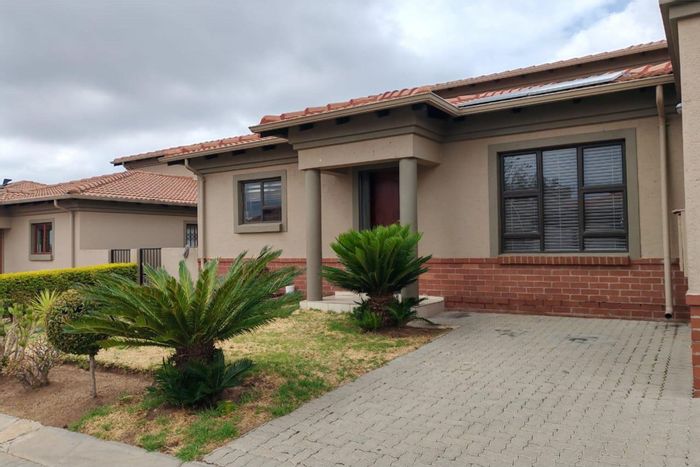 Noordwyk Townhouse To Rent: 4 Bedrooms, security estate, double garage, fibre-ready.