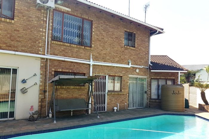 House To Rent in Veld En Vlei: 6 bedrooms, pool, secure parking, furnished.