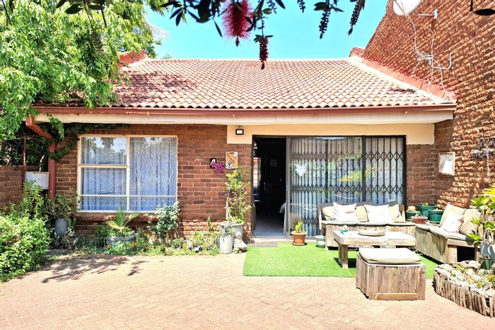 Townhouse For Sale in Gardeniapark: 2 beds, garden, garage, pet-friendly, parking.