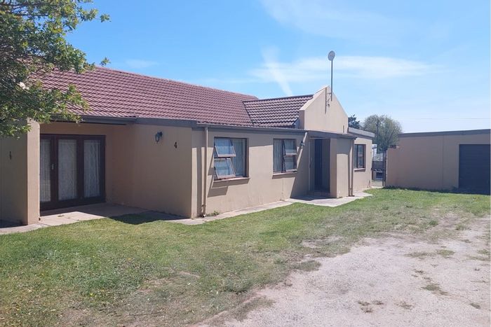 For Sale: 4-bedroom house in Delvillepark with outdoor braai and double garage.