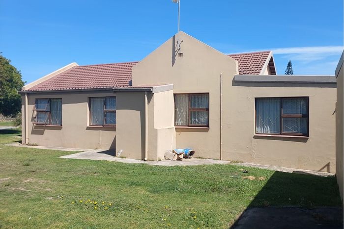 For Sale: 4-bedroom house in Delvillepark with outdoor braai and double garage.