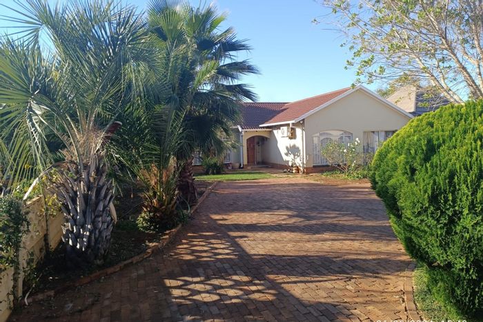 Doringkruin House To Rent: 3 beds, pool, garden, security, pet-friendly.