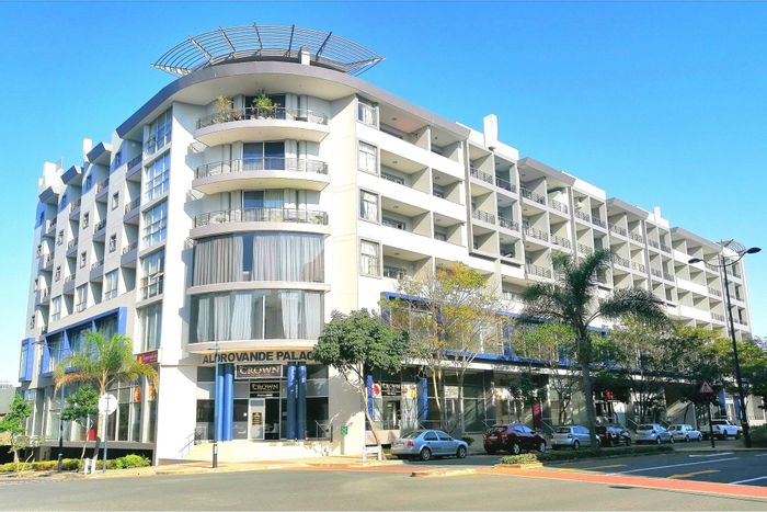 Umhlanga Ridge Apartment To Rent: 24-hour security, balcony, near Gateway Theatre.