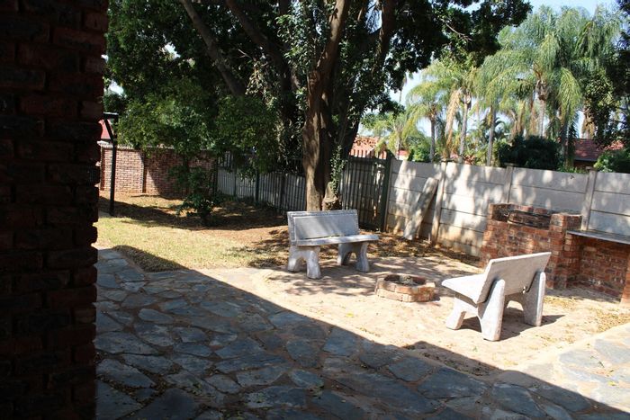 Florauna House For Sale: 3 beds, garden, braai pit, near amenities.