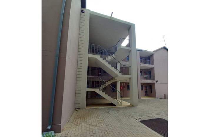 3-Bedroom Apartment To Rent in Jabulani with Parking and Easy Transport Access.