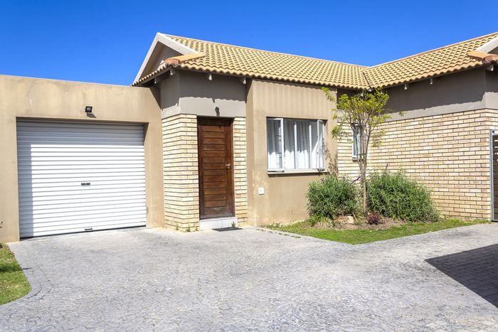 For Sale: Townhouse in Mooikloof Country Estate with open plan living and garage.