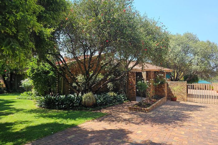 Gholfsig House For Sale: Pool, built-in braai, solar system, and extensive security.