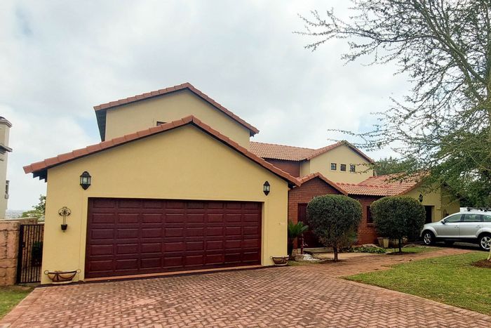 For Sale: House in Blue Valley Golf Estate with pool, bar, and spacious yard.