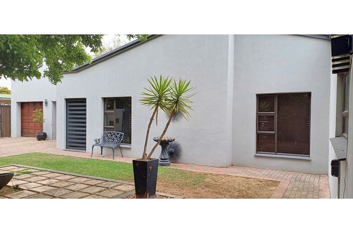 For Sale: House in Jan Cilliers Park with pool, braai room, and air conditioning.