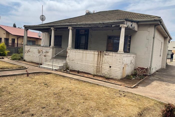 8-Bedroom House For Sale in Witbank Central with rental potential and granny flat.