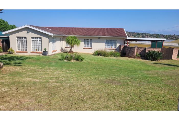 For Sale: House in Vanes Estate with pool, garage, and close to amenities.