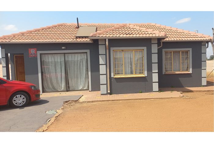 Klerksoord House To Rent: Three bedrooms, spacious yard, near Rosslyn Industrial area.