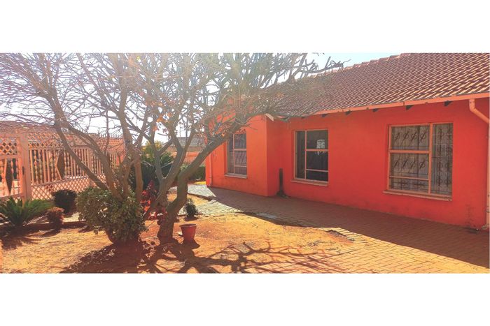 3-bedroom house to rent in Morula View, near hospitals and shopping centers.