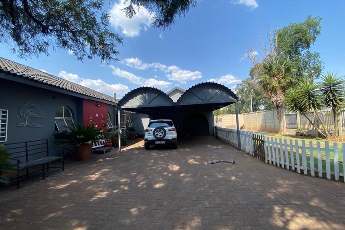 Vanderbijlpark Se House For Sale: 3 bedrooms, pool, garage, near universities and amenities.