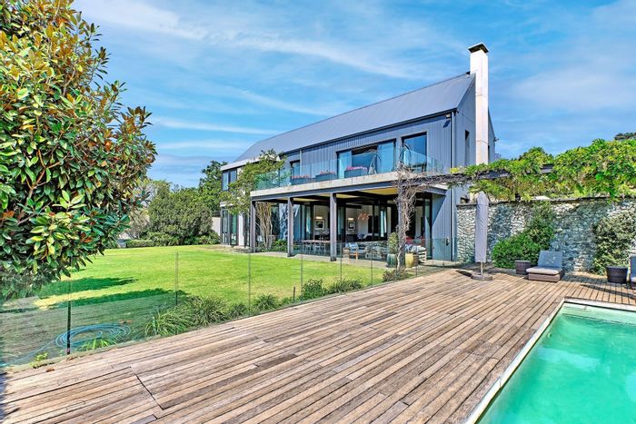 For Sale: House in Atholl with pool, garden, guest suite, and security features.