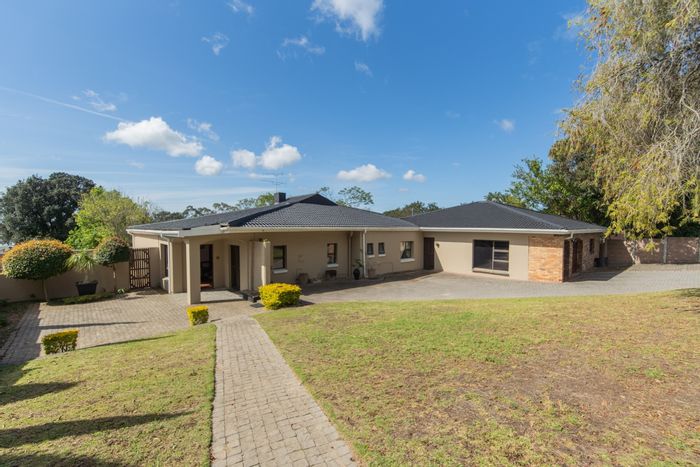 Walmer House For Sale: 4 bedrooms, pool, entertainment room, and ample parking.