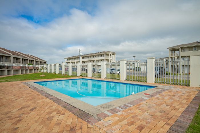 For Sale: Apartment in Costa Da Gama with pool, clubhouse, and Airbnb potential.