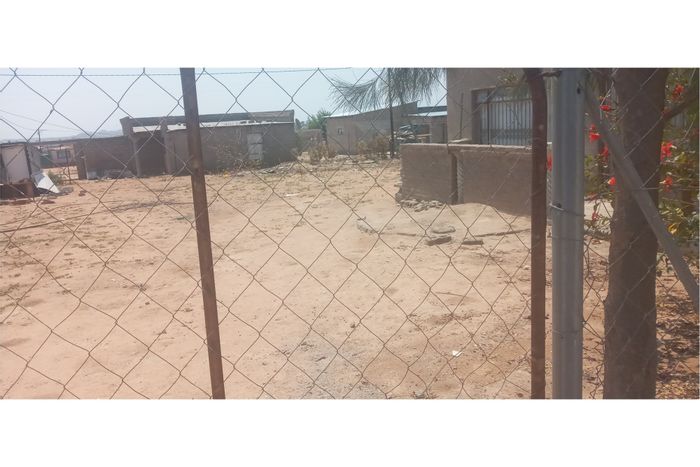 Moletji House For Sale: 3 rooms, electricity, borehole, low rates.