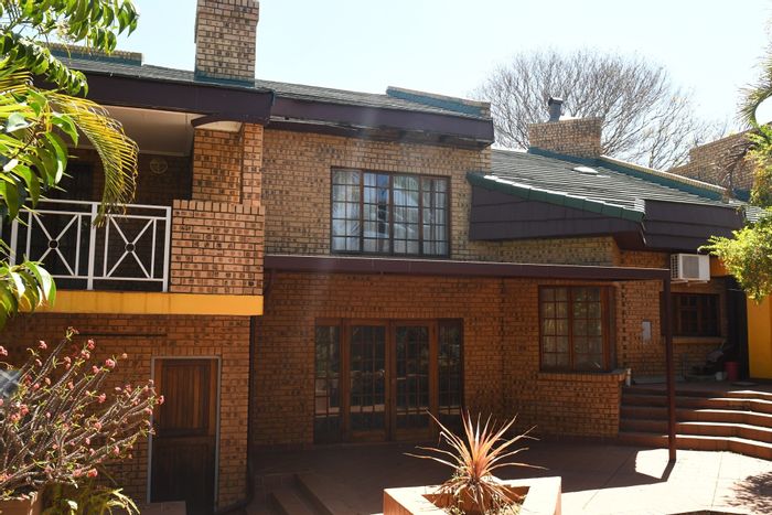 Suiderberg House For Sale: 3 beds, pool, jacuzzi, braai area, easy freeway access.