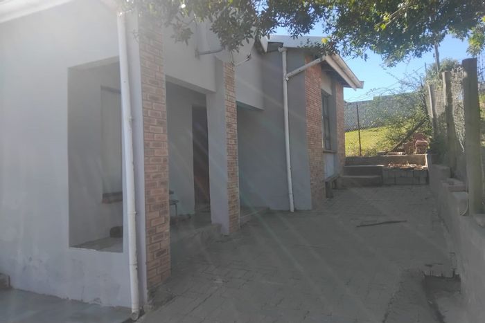 3-bedroom house in Mdantsane NU14, secure parking, close to amenities, For Sale.