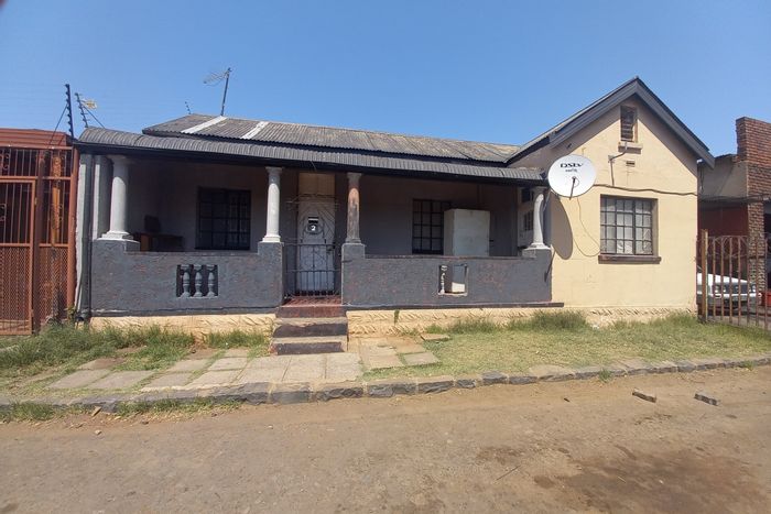 Commercial property for sale in Kimberley North with high visibility and parking.