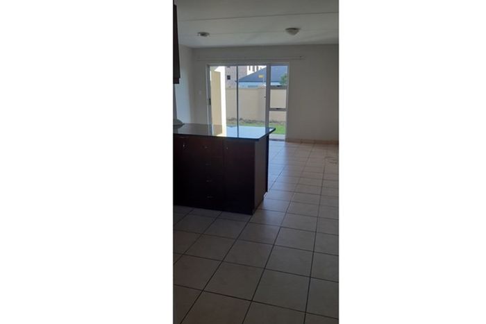 Milnerton Ridge Apartment To Rent: 2 beds, balcony, braai, secure parking.