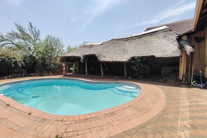 Sasolburg Central House For Sale: Pool, Lapa, garages, near schools and shopping.