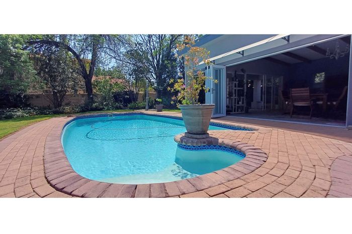 For Sale: House in Jim Fouchepark with pool, solar, and spacious entertainment areas.