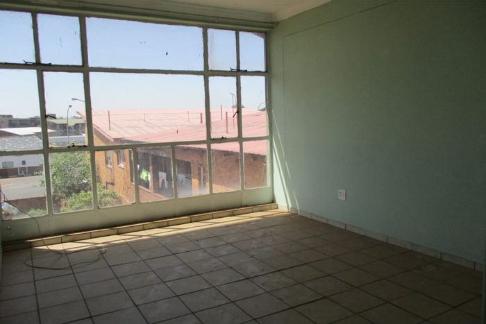 3-Bedroom Apartment To Rent in Kempton Park Central with parking and nearby amenities.