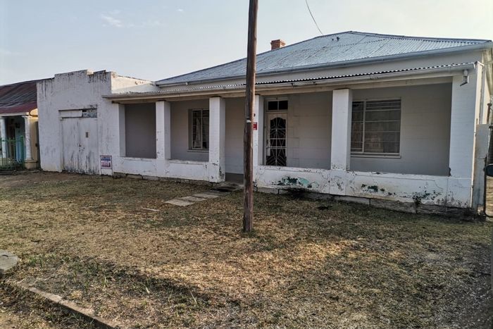 Molteno Central House For Sale: 3 bedrooms, fireplace, fenced yard, near school.