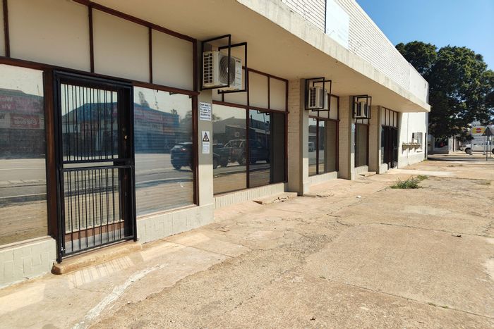 For Sale: Office in Moorreesburg Central, Government tenant, security features, 1005m2 plot.