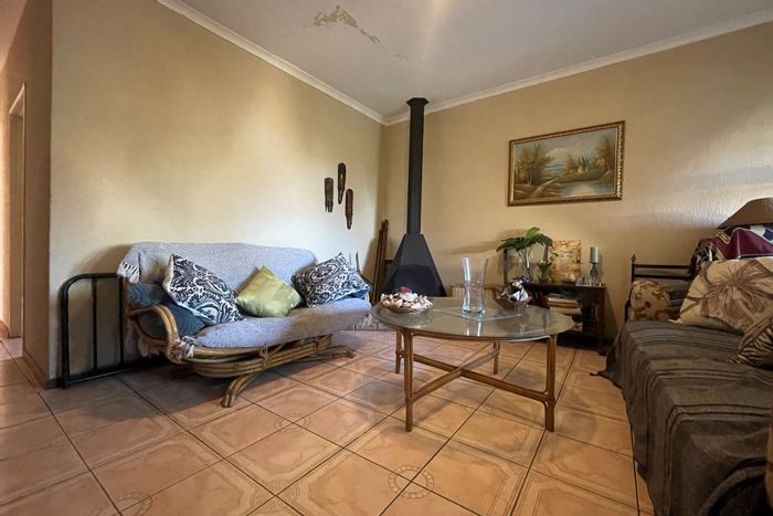 For Sale: House in Kleinbegin with fireplace, three bedrooms, and en-suite.