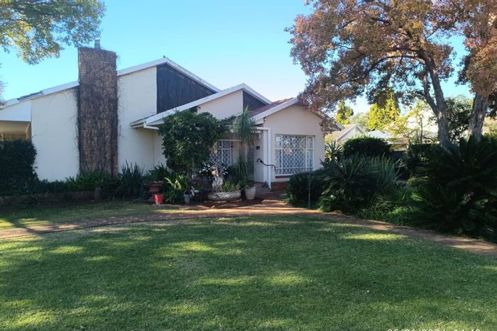 Flamwood House For Sale: 3 bedrooms, pool, garden, garage, close to amenities.