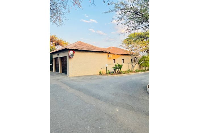 Kyalami Hills Cluster To Rent: 3 bedrooms, large garden, secure complex amenities.