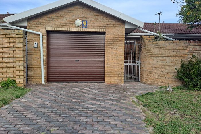 Spacious Summerstrand house to rent with open plan living, braai area, and amenities.