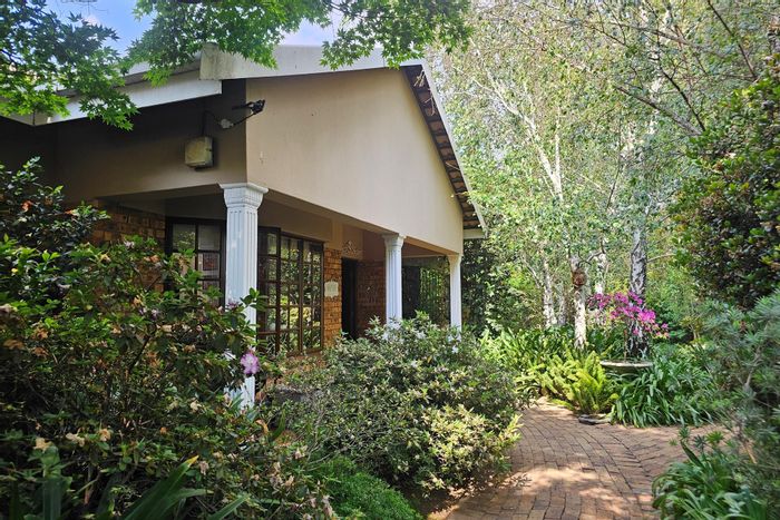 For Sale: Spacious 7-bedroom house in Gholfsig with guesthouse potential and amenities.