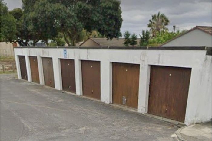 Commercial Garage for Sale in Groenvallei - Ideal for Rental Income or Storage.