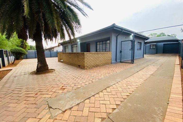 For Sale: House in Vanderbijlpark Cw with garage, garden, and close to amenities.