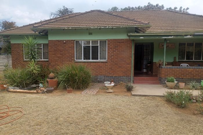 For Sale: House in St Helena with garden, garage, fireplace, and pet-friendly policy.