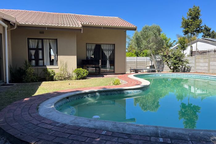 House for Sale in Hoheizen: 3 bedrooms, study, braai room, swimming pool.