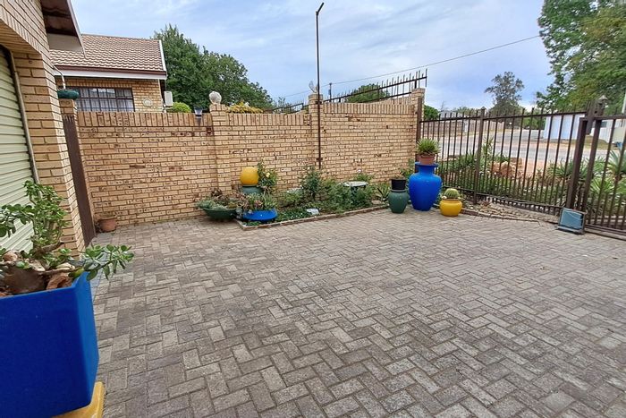 Parys Central Townhouse For Sale: 3 bedrooms, air conditioning, patio with braai.