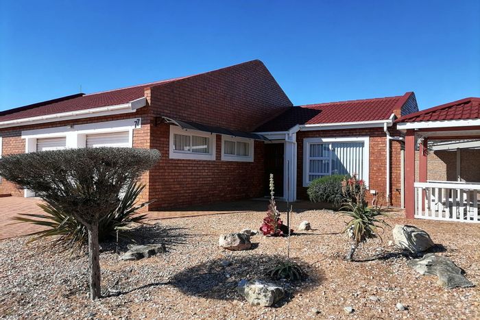 Spacious house in Stilbaai Wes with double garage, braai room, and carport. For Sale.